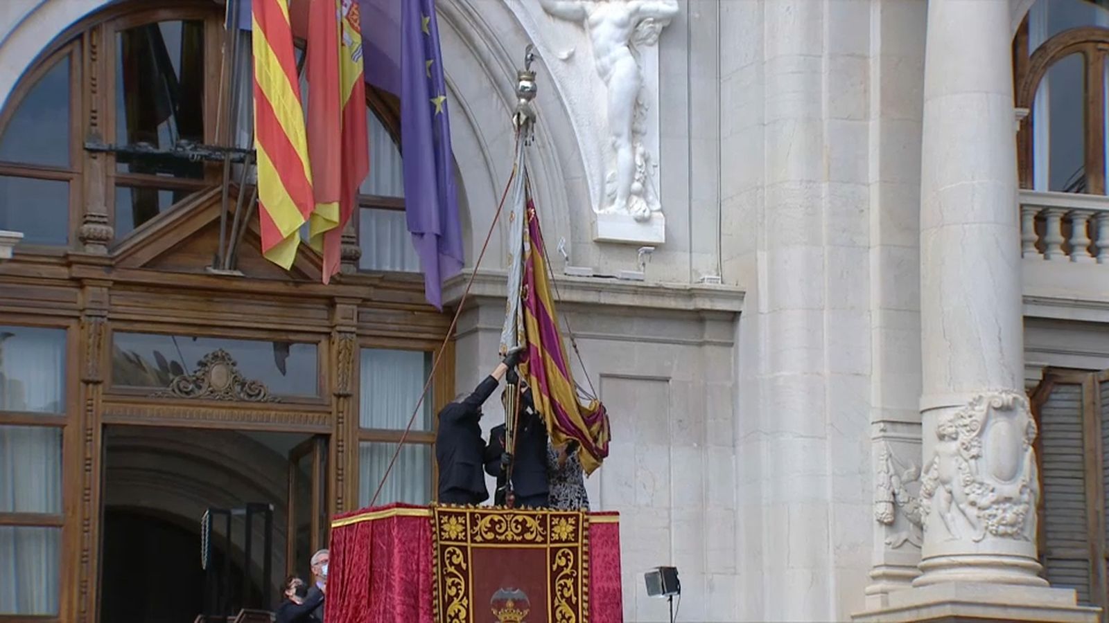Baixada de la Senyera a l'Ajuntament de València