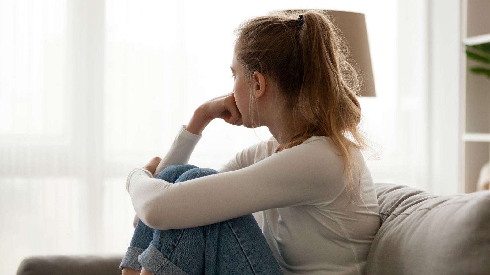 Imatge d'arxiu d'una adolescent d'esquenes