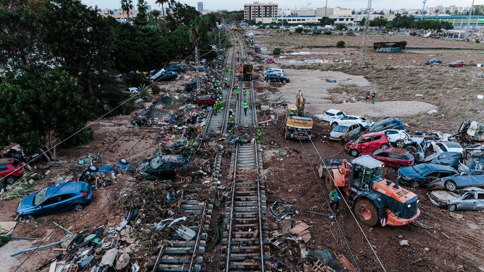 Desenes de cotxes apilats en les vies del tren a Alfafar