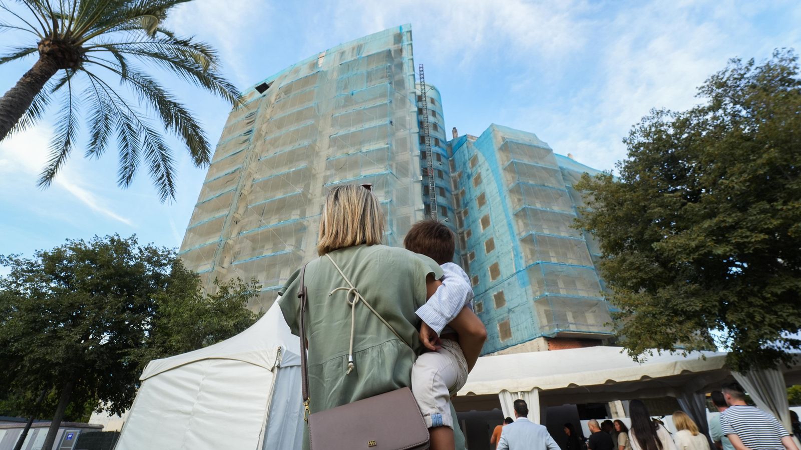 Un grup de persones durant l’acte commemoratiu i d’inici de les obres de rehabilitació de l’edifici de Campanar incendiat el 22 de febrer de 2024