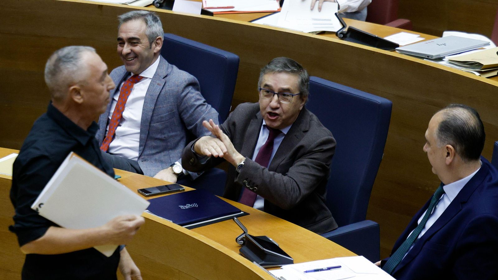 El conseller Rovira li fa un gest a Baldoví