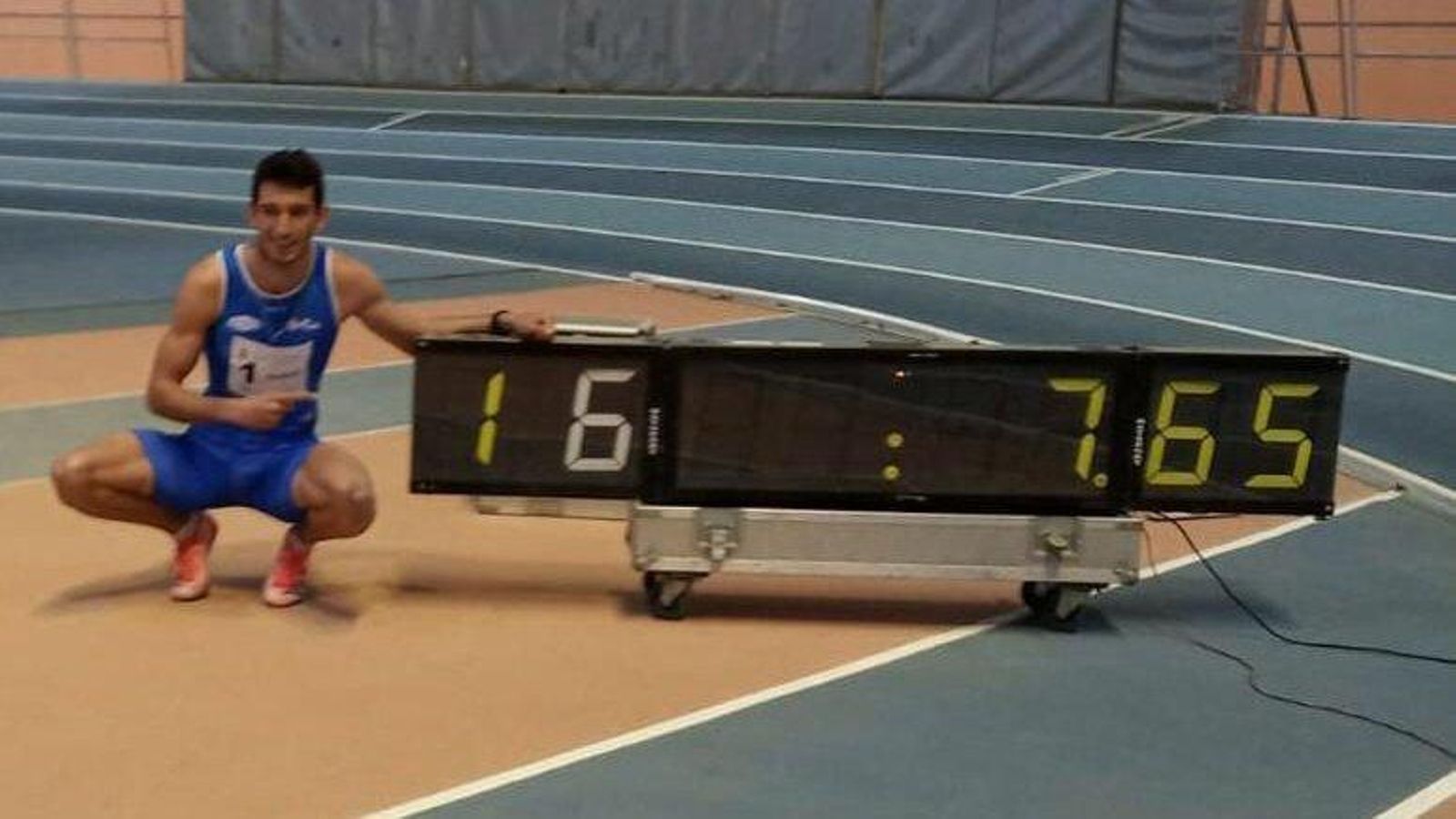 Llopis posa amb la seua marca, al Palau