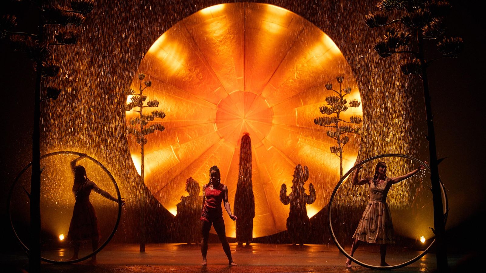 Una de les escenes de 'Luzia', l'espectacle que interpretarà la companyia canadenca a Alacant fins al 21 d'agost Una de les escenes de 'Luzia', l'espectacle que interpretarà la companyia canadenca a Alacant fins al 21 d'agost