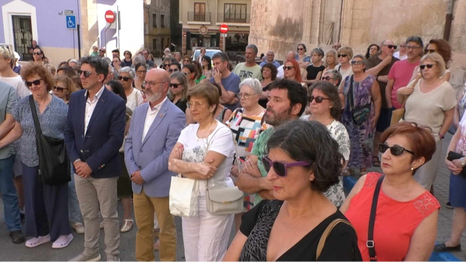 El veïnat durant el minut de silenci a la plaça de Santiago de Villena