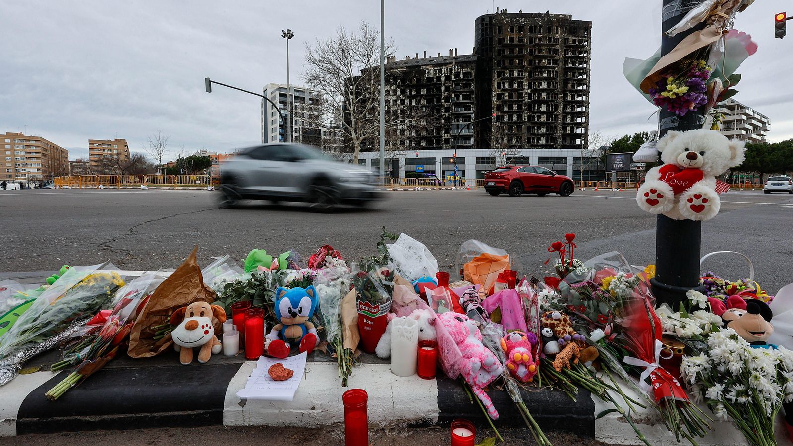 Ofrena de flors en record de les víctimes en les immediacions de l'edifici calcinat