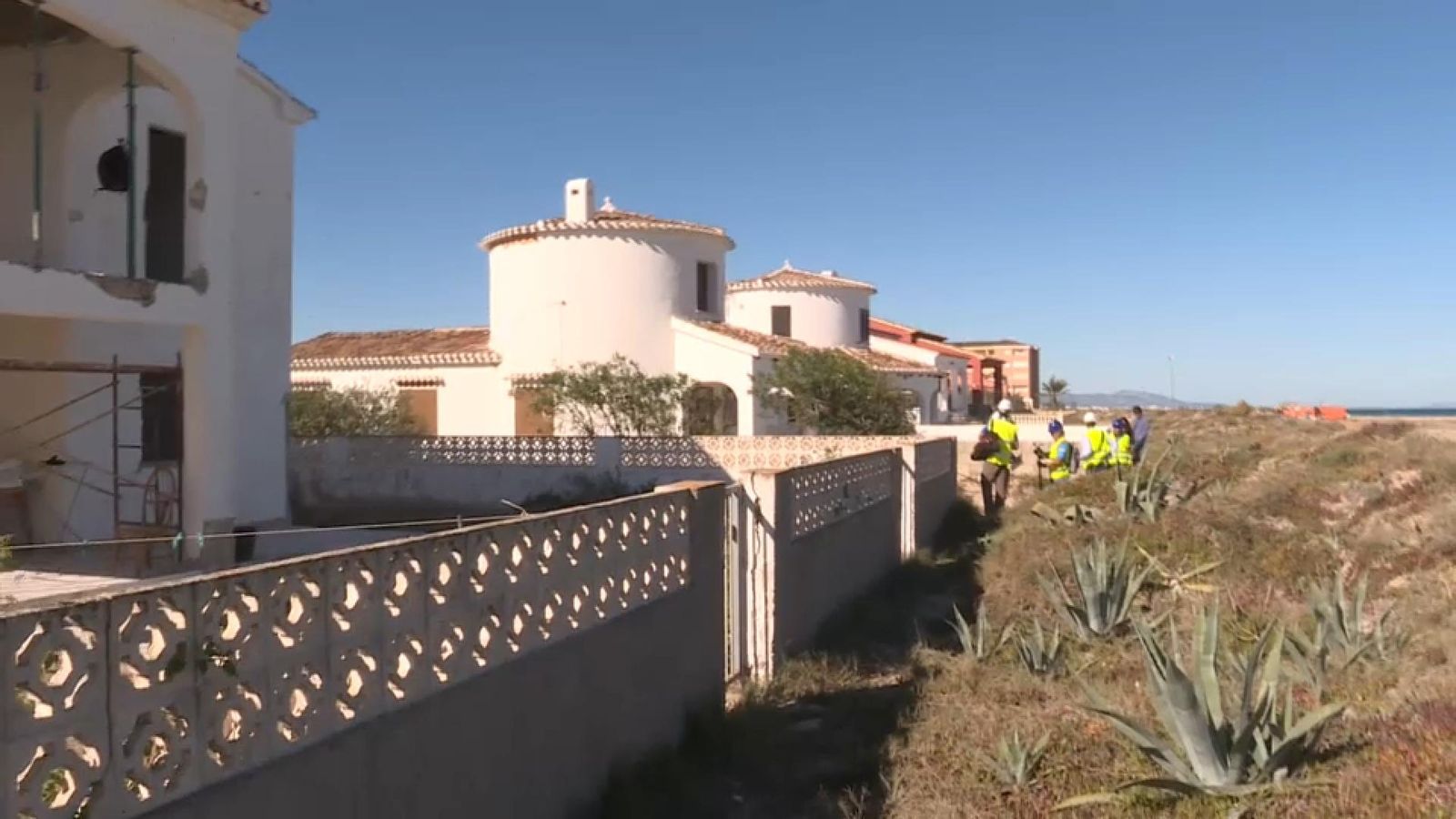Tècnics del ministeri de Transició Ecològica inspeccionen habitatges en primera línia de platja