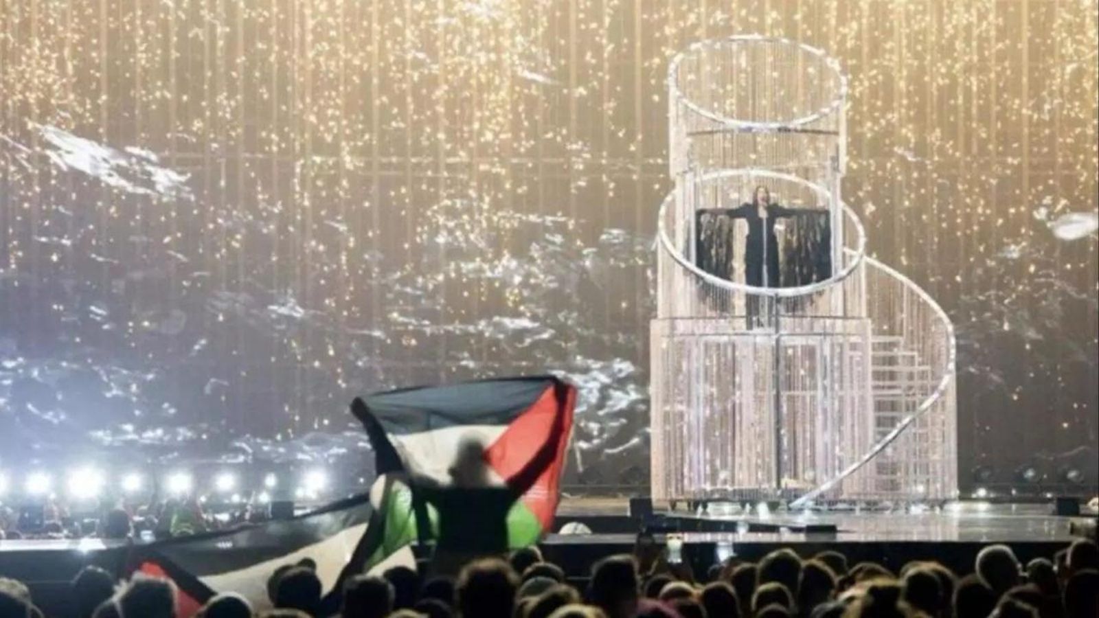 Actuació d'Israel durant la final d'Eurovisió, amb algunes persones protestant amb banderes palestines