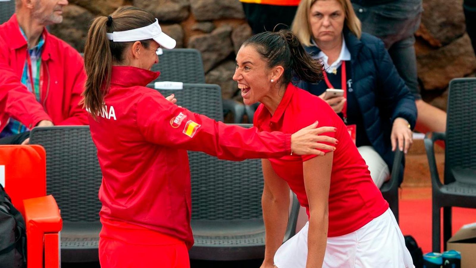 Sara Sorribes celebra la victòria amb la capitana, Anabel Medina. EFE