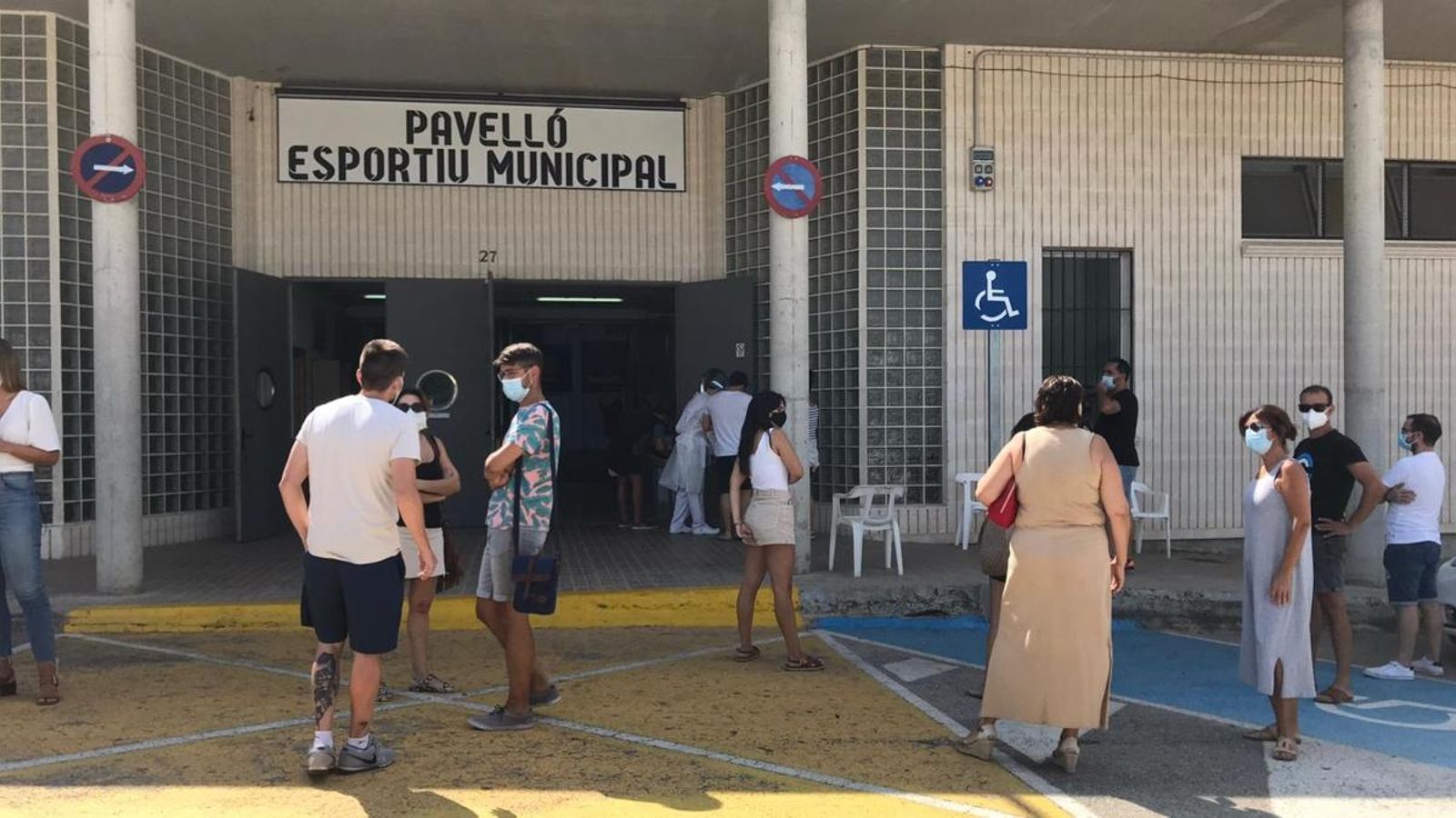 Persones esperant a fer-se la prova en el pavelló municipal de Benigànim