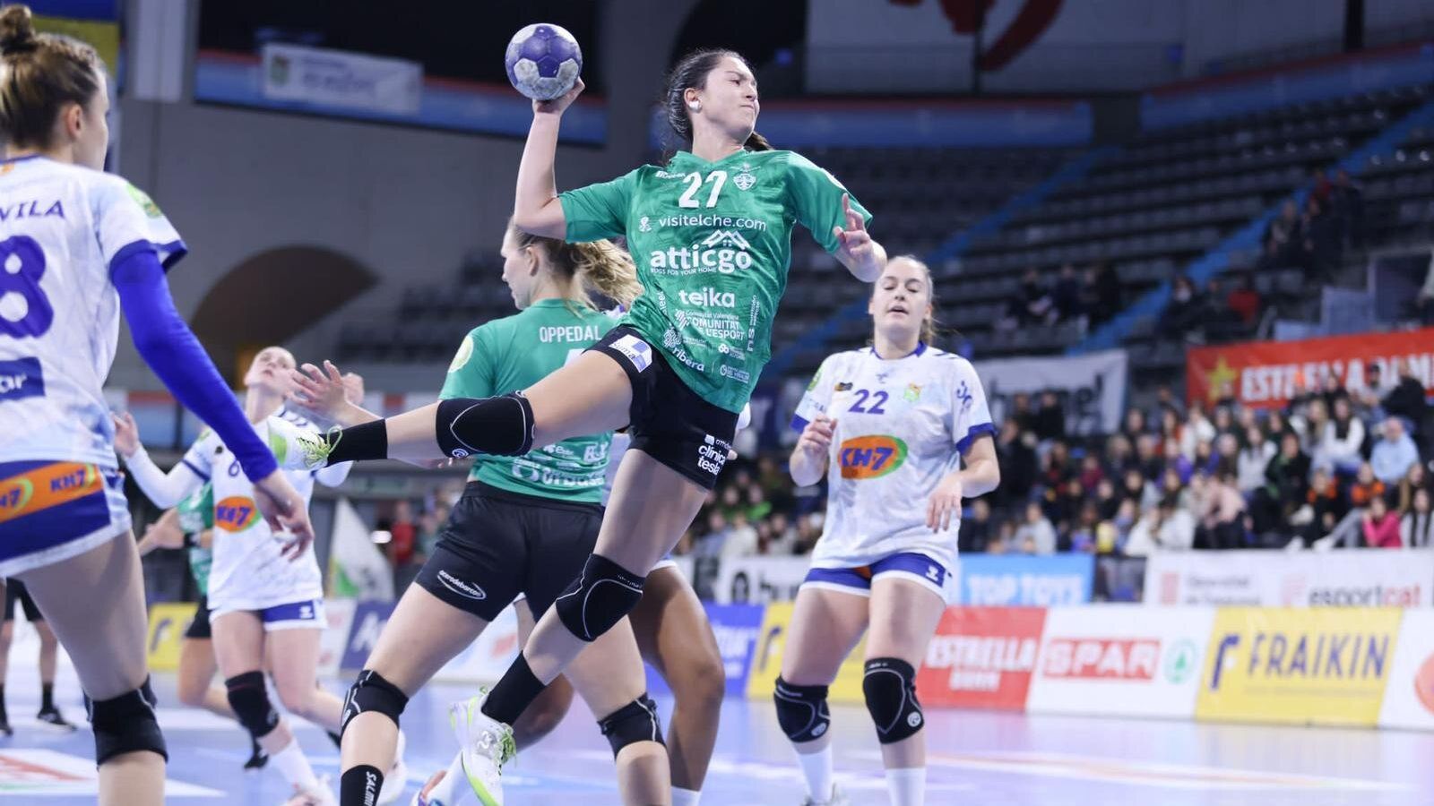 Paola Bernabé fa un llançament a porteria