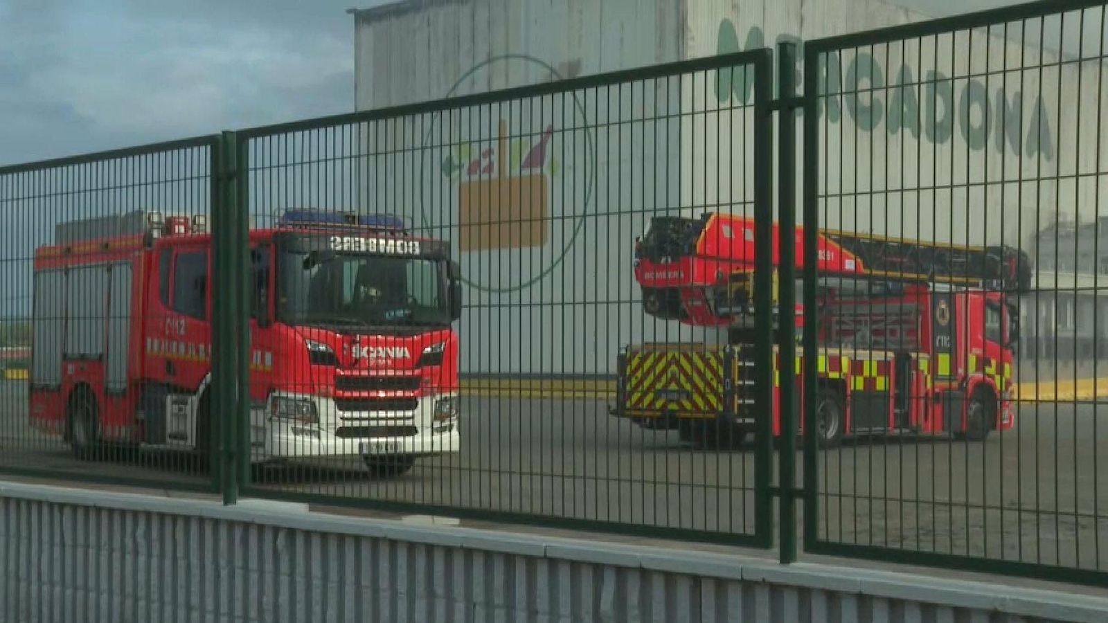 Els bombers actuen des de fora de la nau i la seua tasca se centra ara a contindre l'incendi i que no es propague a la nau de darrere