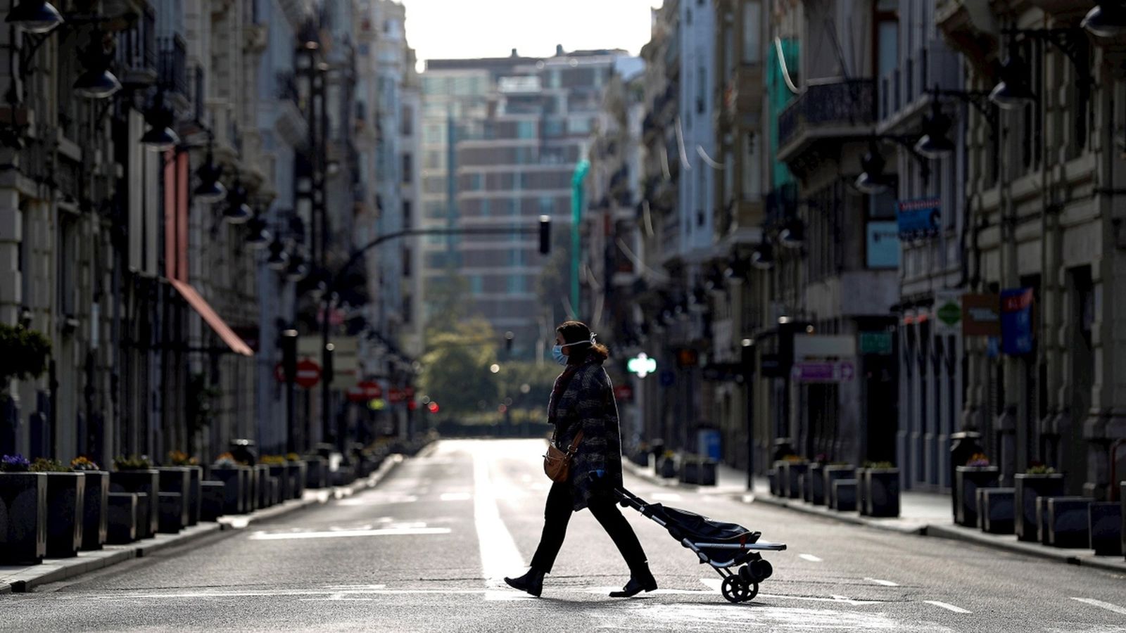 Una dona travessa el carrer de la Pau de València