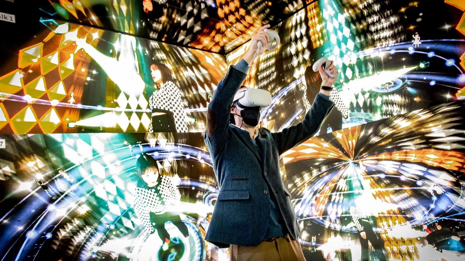 Un usuari prova l'experiència del metavers amb la tecnologia de realitat augmentada