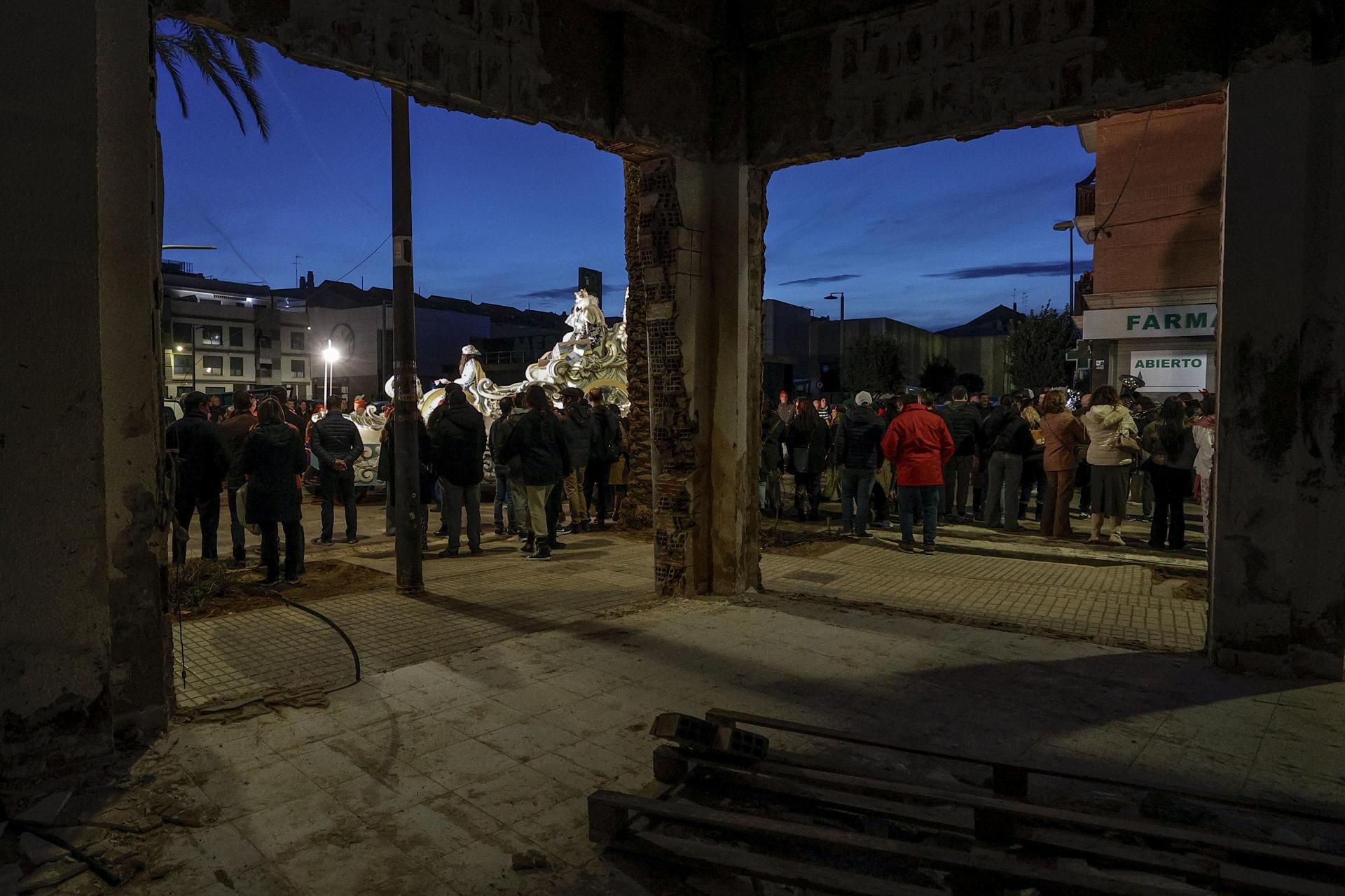 El Rei Melcior passa amb la seua carrossa per un dels pobles afectats per la dana a l'Horta Sud El Rei Melcior passa amb la seua carrossa per un dels pobles afectats per la dana a l'Horta Sud