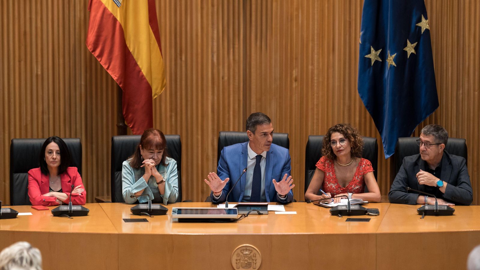 El president del govern espanyol, Pedro Sánchez, acompanyat per María Jesús Montero, Patxi López, Rebeca Torró i Cristina Narbona