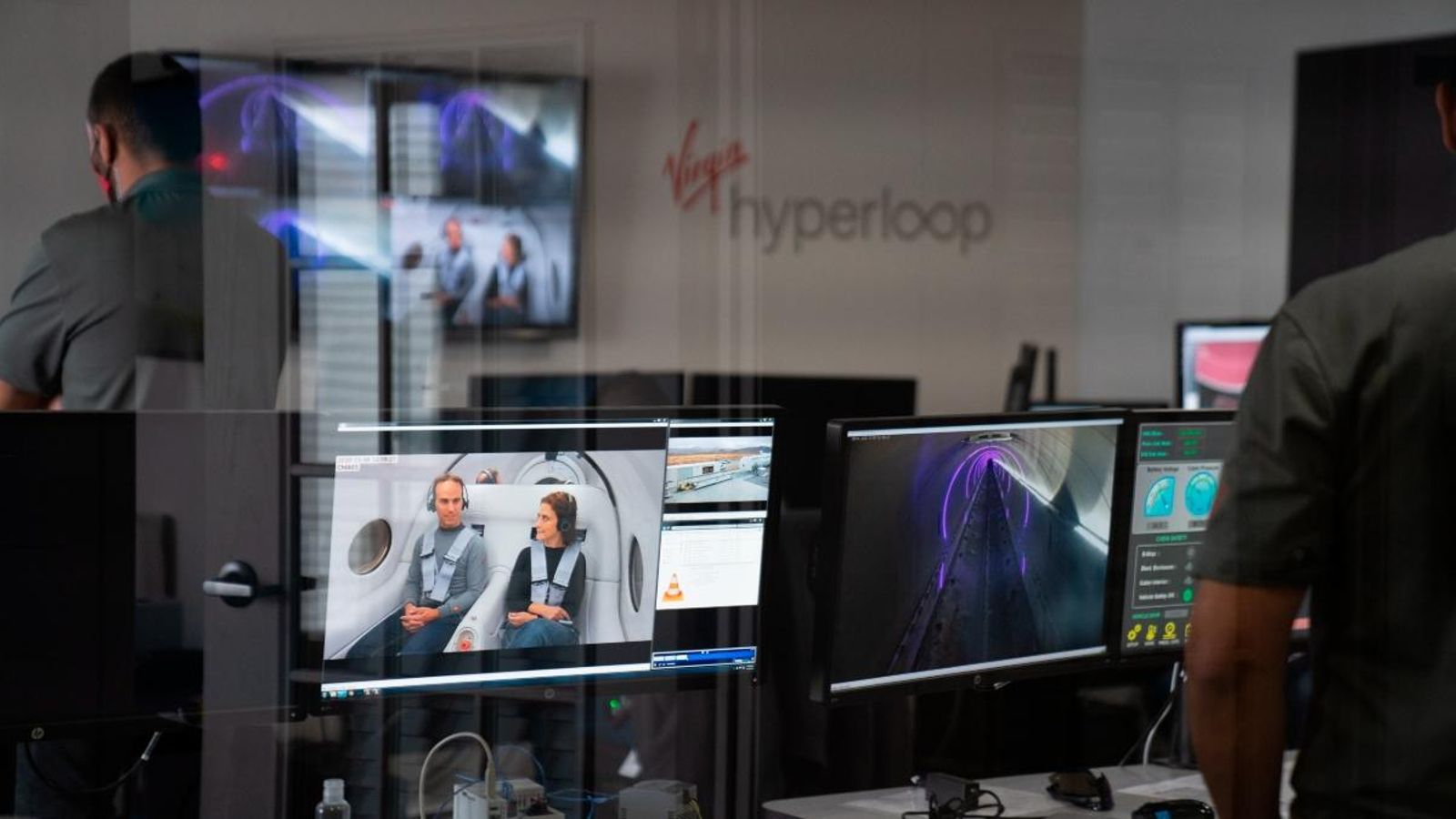 El director de Tecnologia, Josh Giegel, i de la directora d'Experiència de Passatgers, Sara Luchian, han provat de primera mà el prototip d'Hyperloop