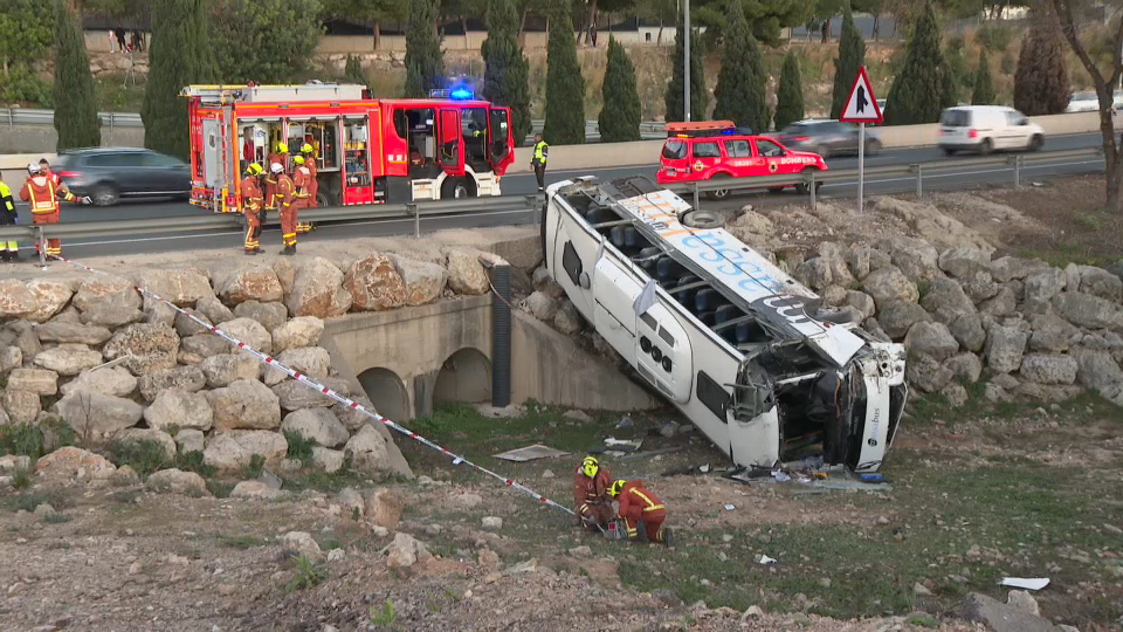 Els bombers en el lloc de l'autobús accidentat, a la Pista d'Ademús