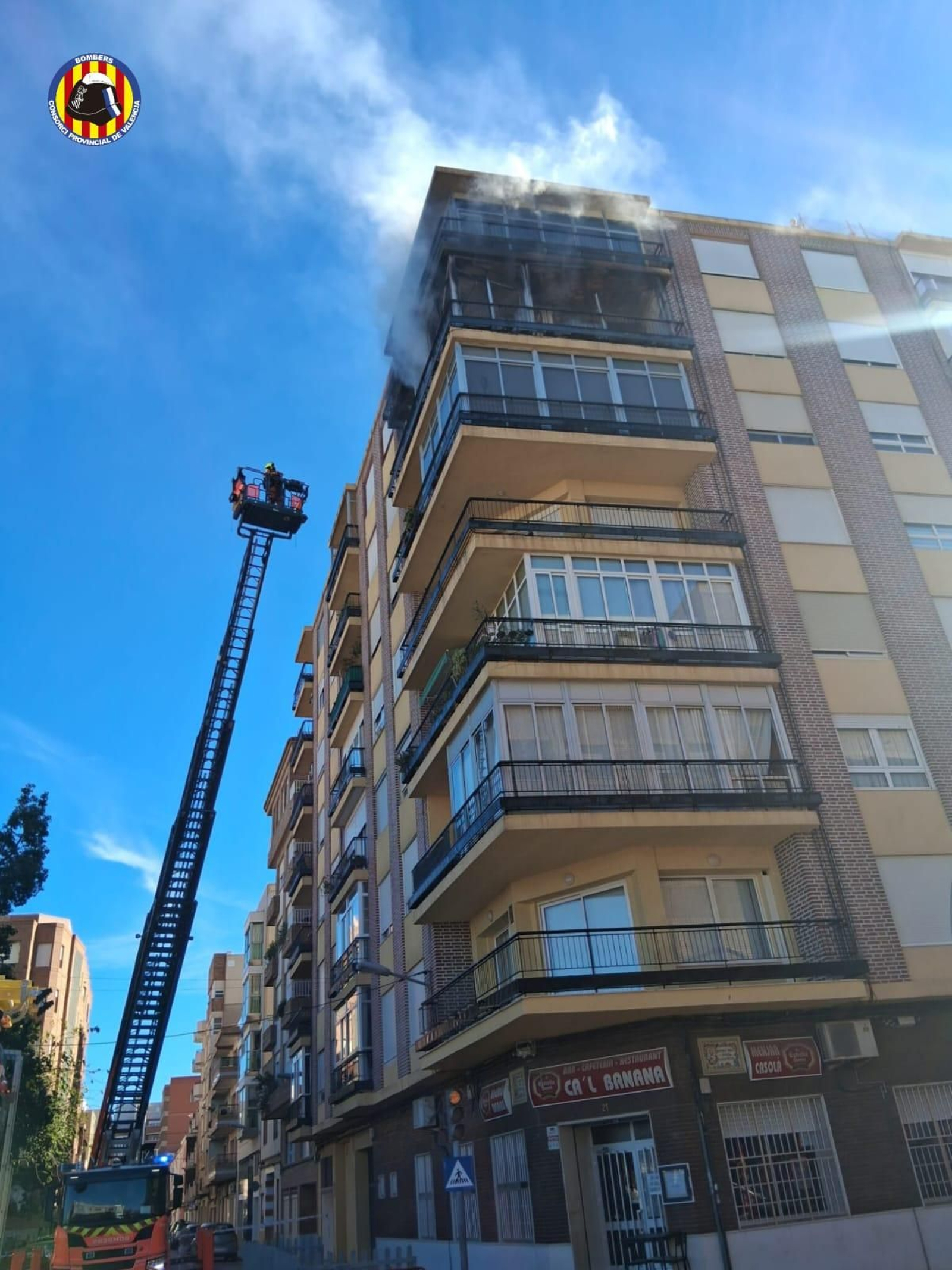 Els bombers treballant en l'incendi