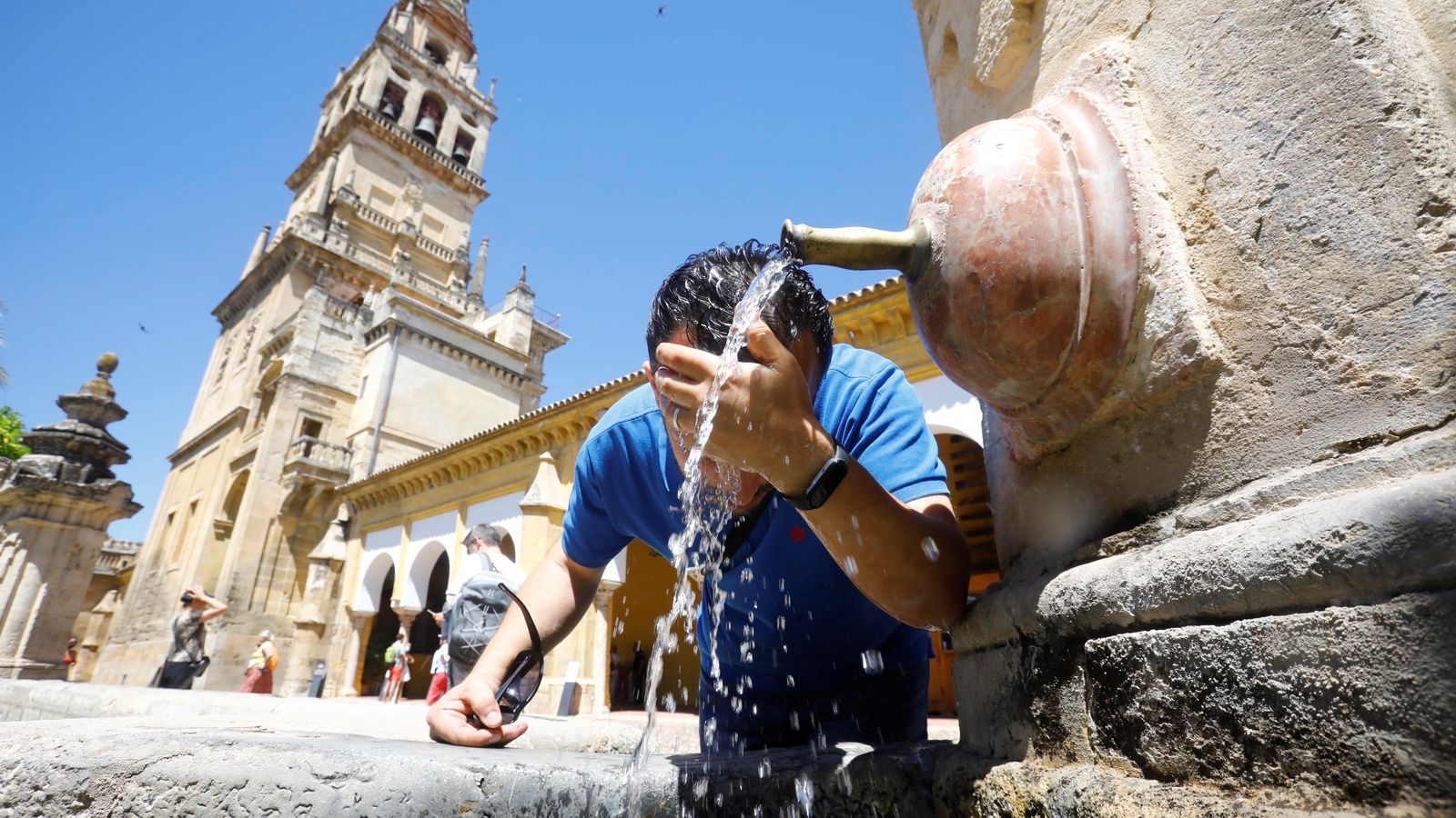 Un home es refresca en una font pública en el centre de Còrdova davant les altes temperatures registrades el passat cap de setmana