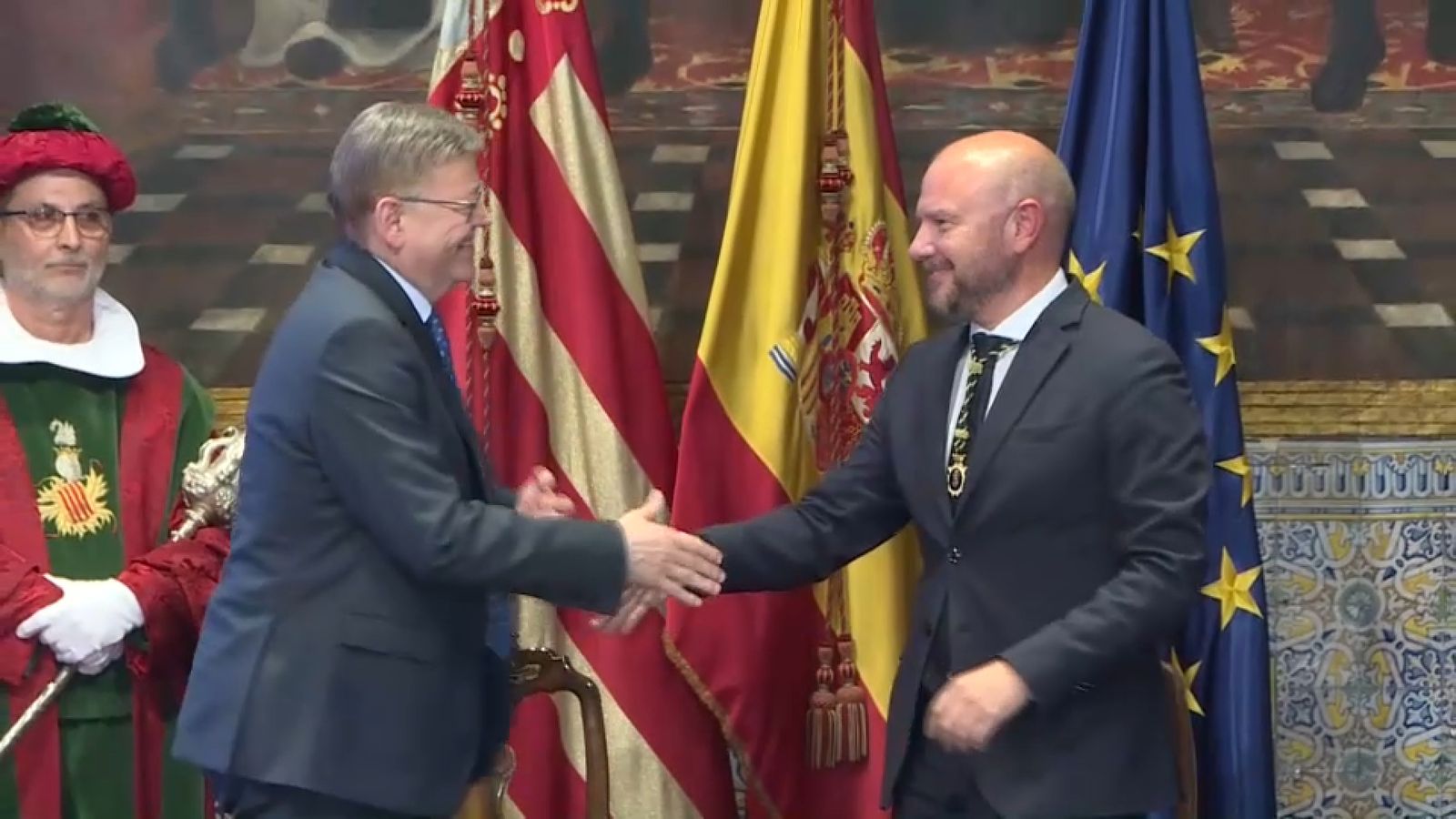 El president de la Generalitat i el de la Diputació de València en l'acte en què s'ha fet la cessió del Palau de la Generalitat