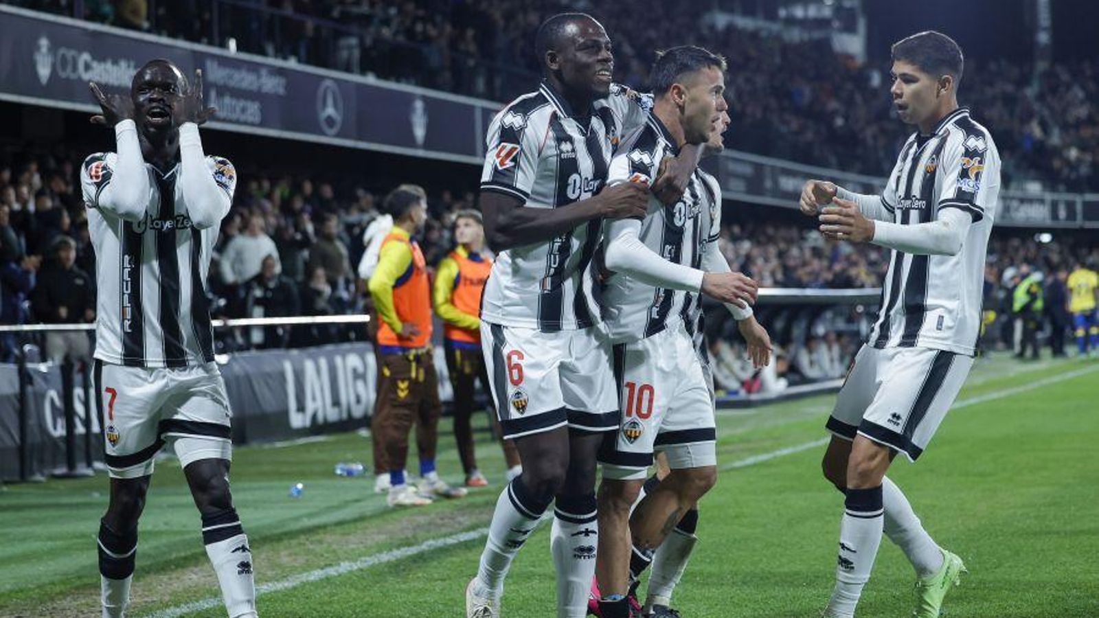 Els jugadors del Castelló celebren el gol de Suero