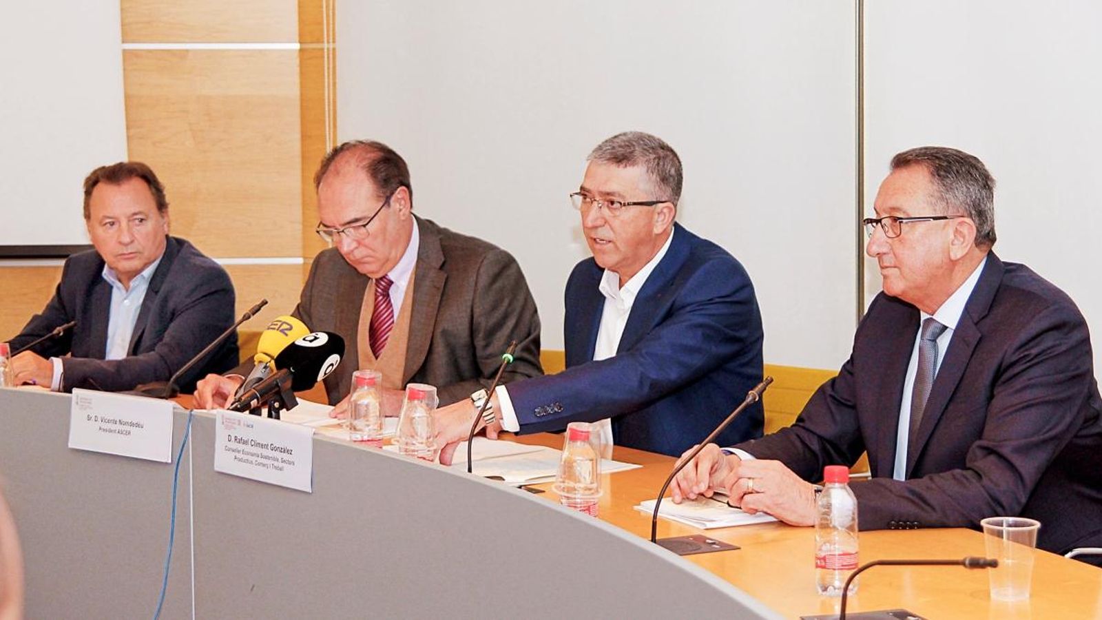 El conseller d'Economia, Rafa Climent, ha presentat els premis acompanyat pel president d'Ascer, Vicente Nomdedéu, i el de Cevisama, Manuel Rubert