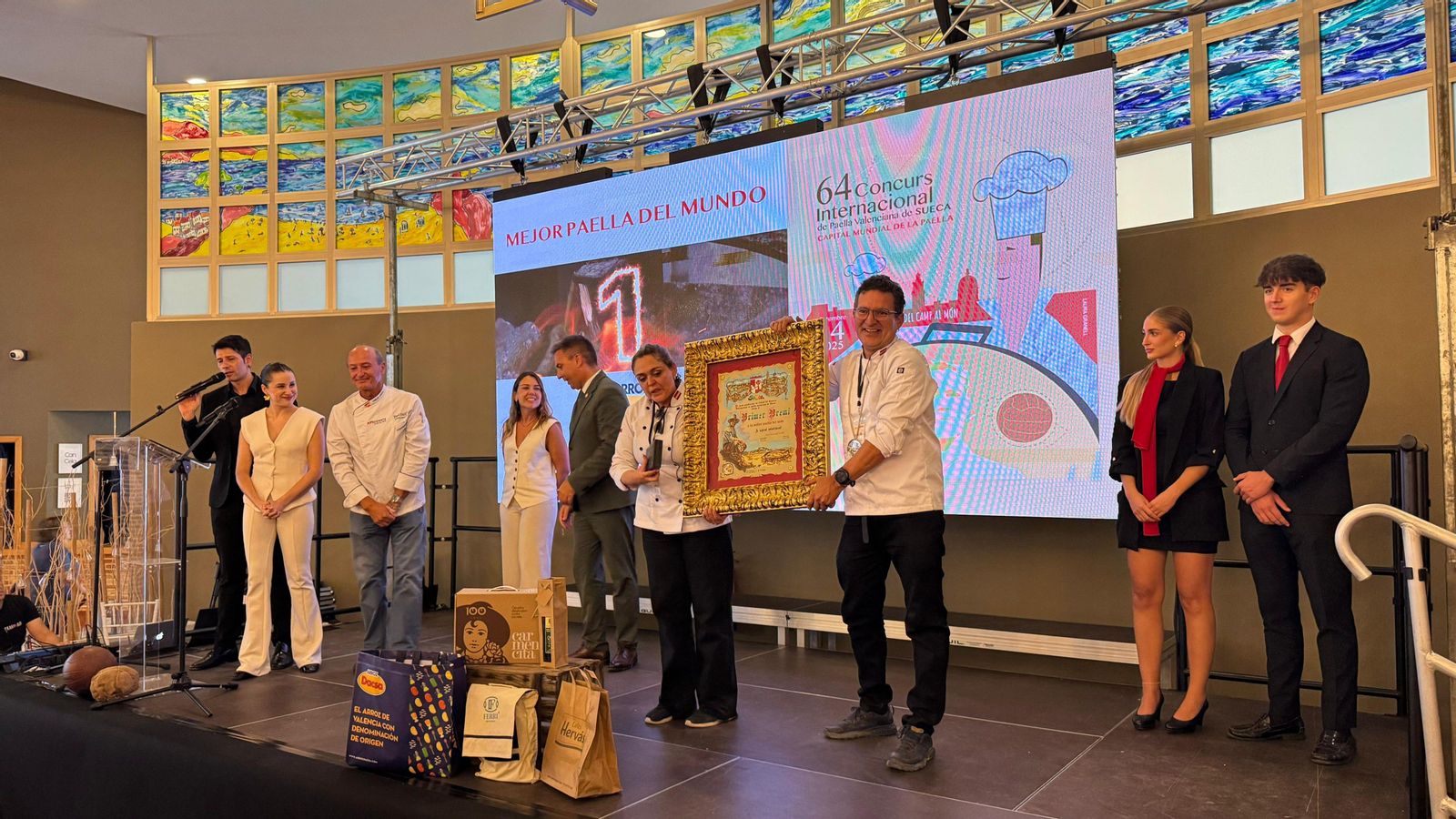 Moment de lliurament del premi a la millor paella del món Moment d'entrega del premi a la millor paella del món