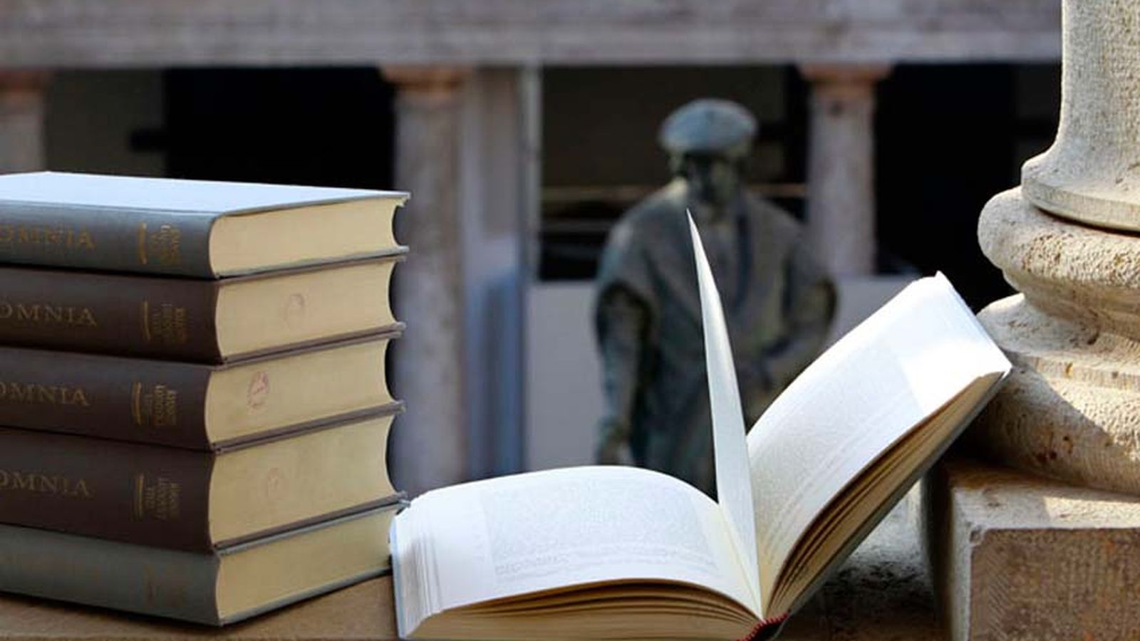Uns volums de l'obra de Lluís Vives en el claustre del Cnetre Cultural la Nau, on finalitza el trajecte.