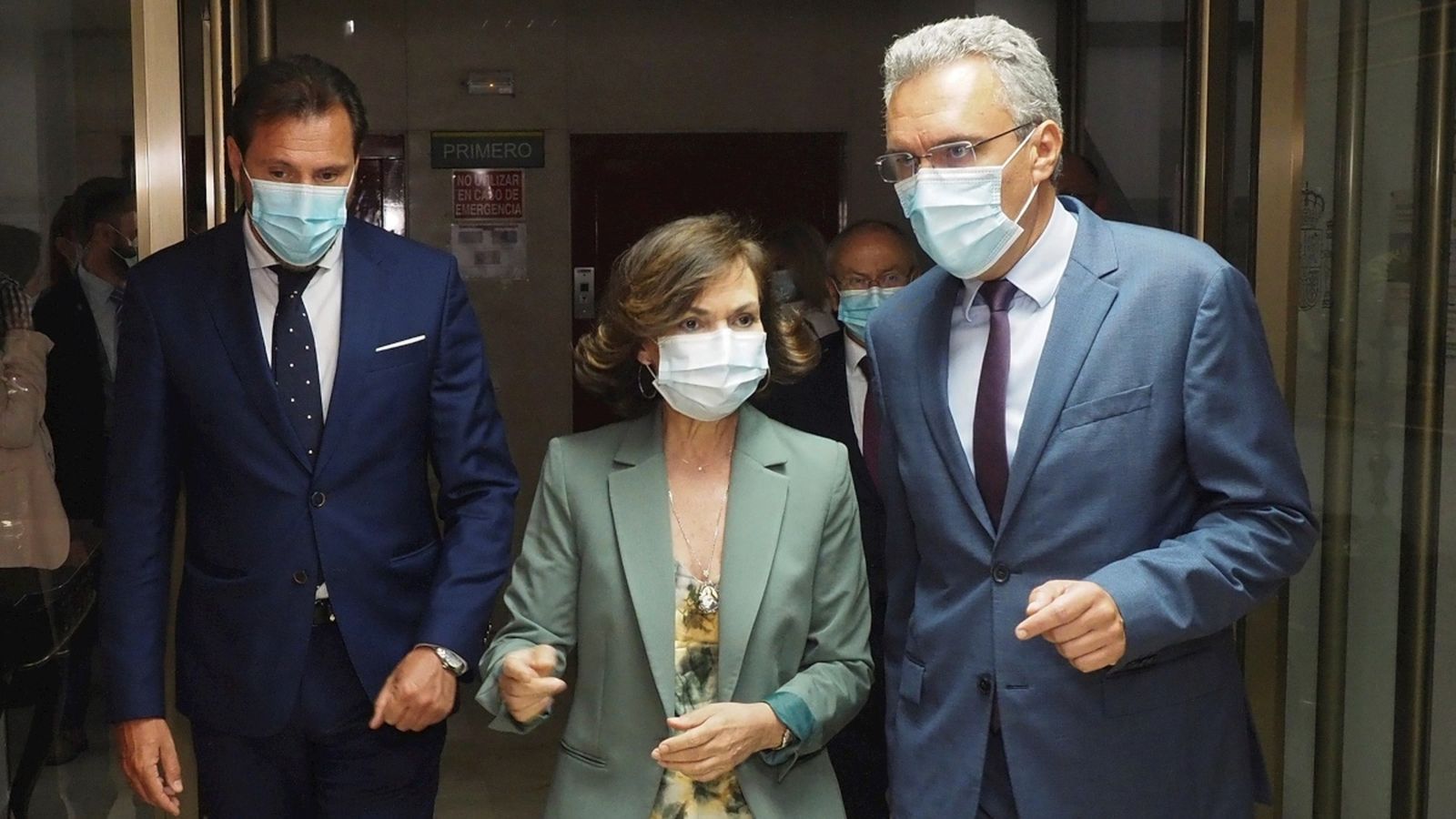 La vicepresidenta Carmen Calvo a Valladolid, amb l'alcalde Oscar Puente (esquerra) i el Delegat del Govern, Javier Izquierdo (dreta)