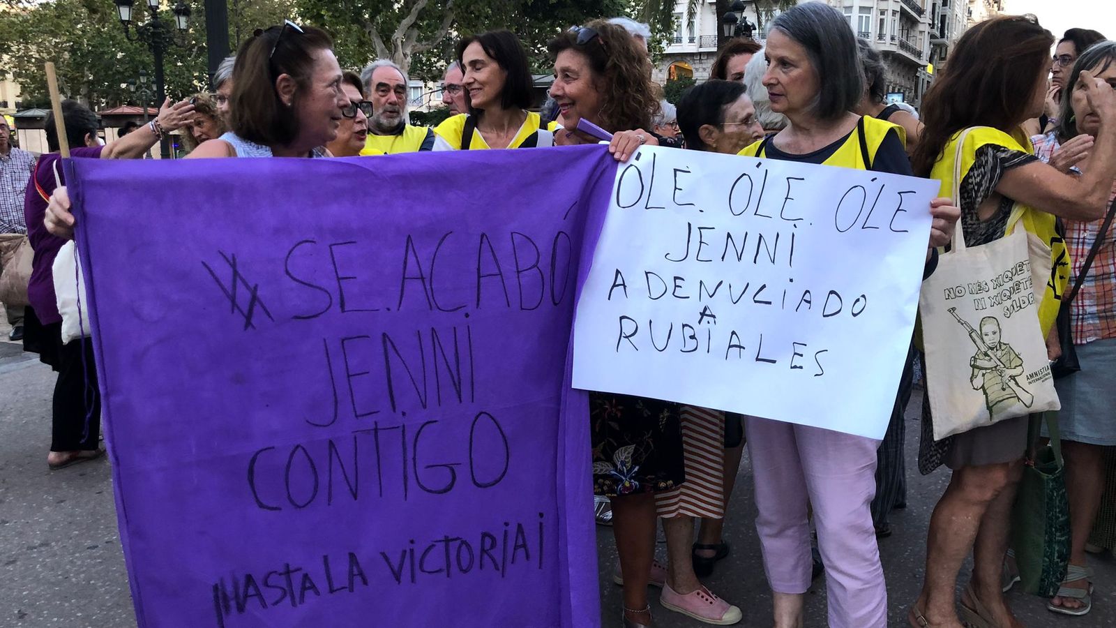 Dues dones porten pancartes en suport a la jugadora de la selecció de futbol, Jenni Hermoso