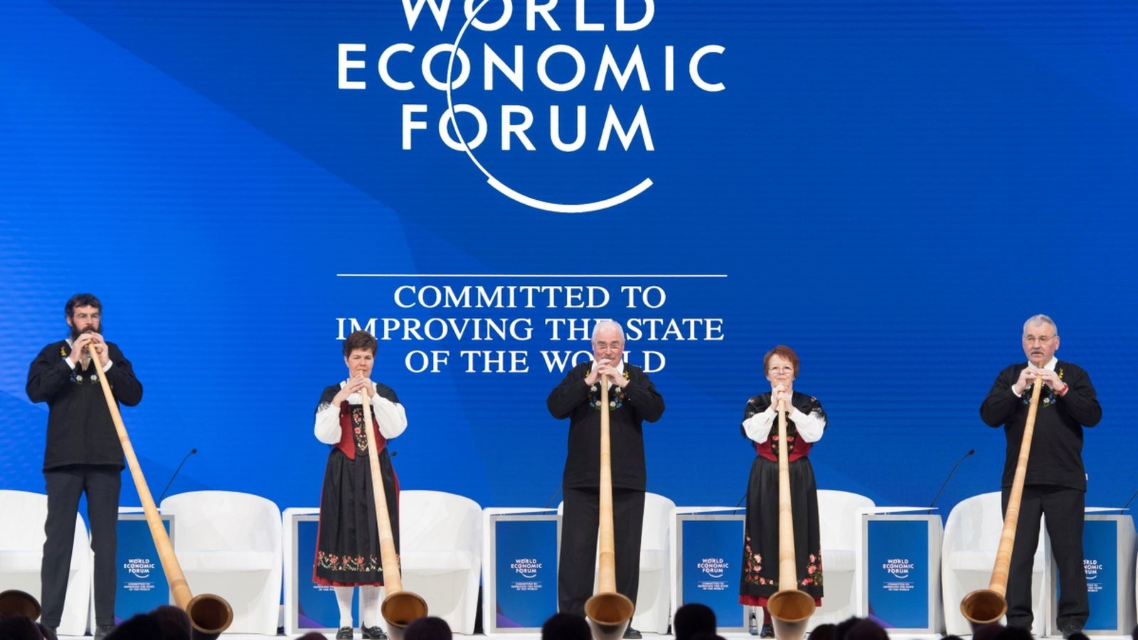 Músics tradicionals actuen en l'inici de de la cerimònia d'inauguració del 49é Fòrum Econòmic Mundial de Davos (Suïssa)