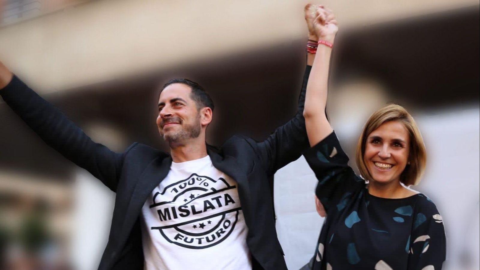 Bielsa i la número dos del PSPV de Mislata, María Luisa Martínez, celebren els resultats del 28M