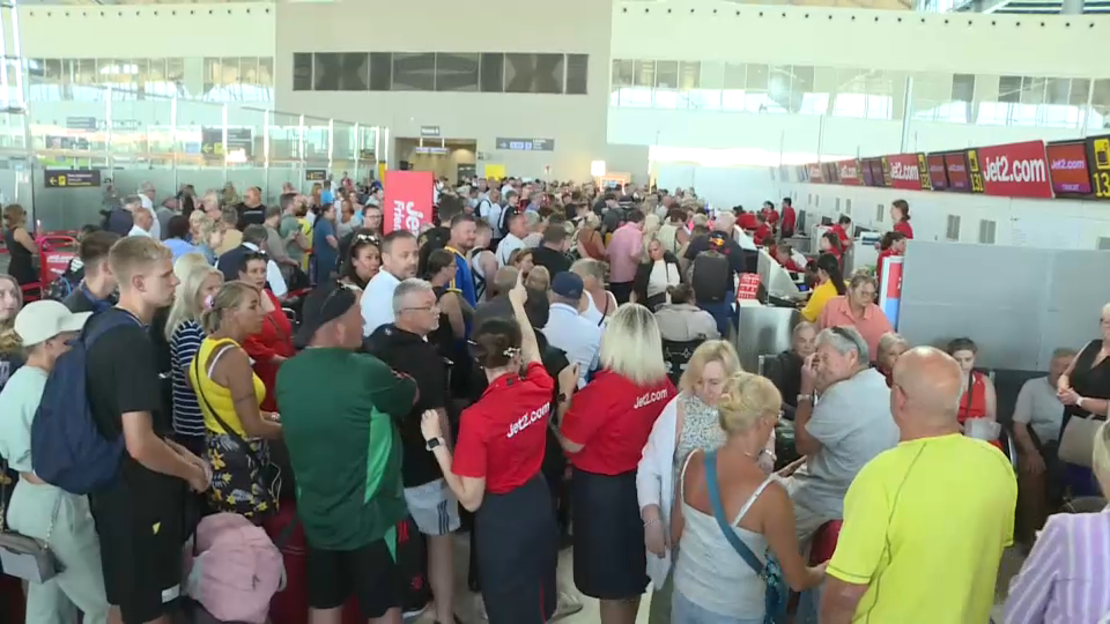 Llargues cues als aeroports valencians
