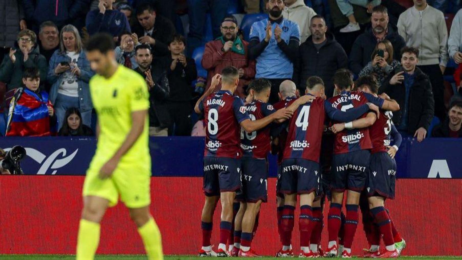 Els jugadors del Llevant celebren un dels gols