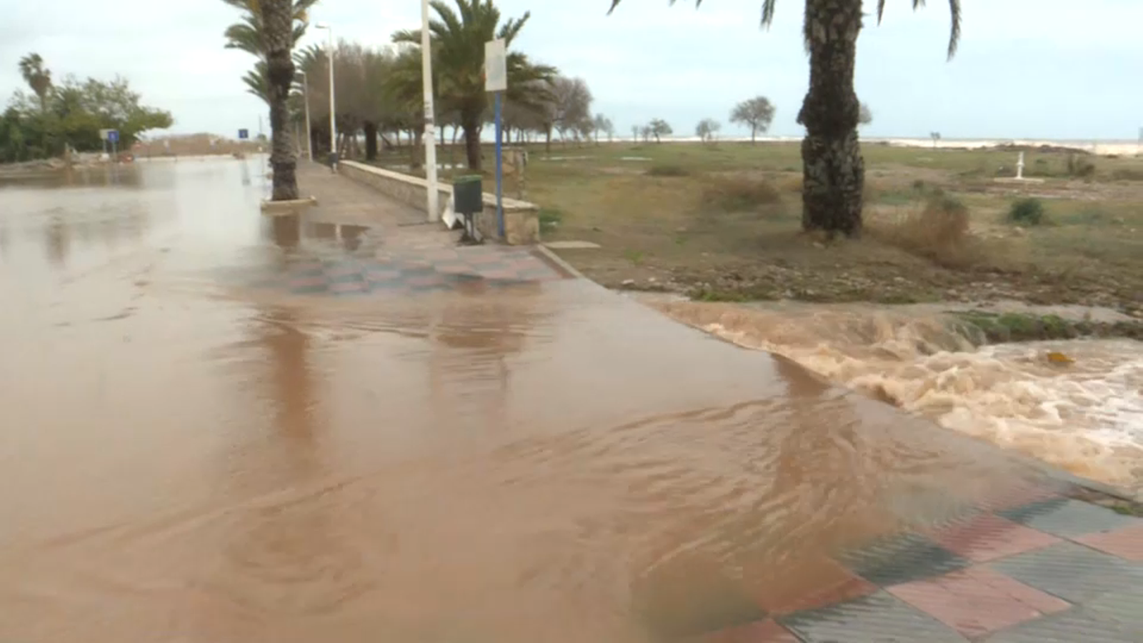 Imatges de primera hora de la vesprada del riu travessant el passeig cap a la mar