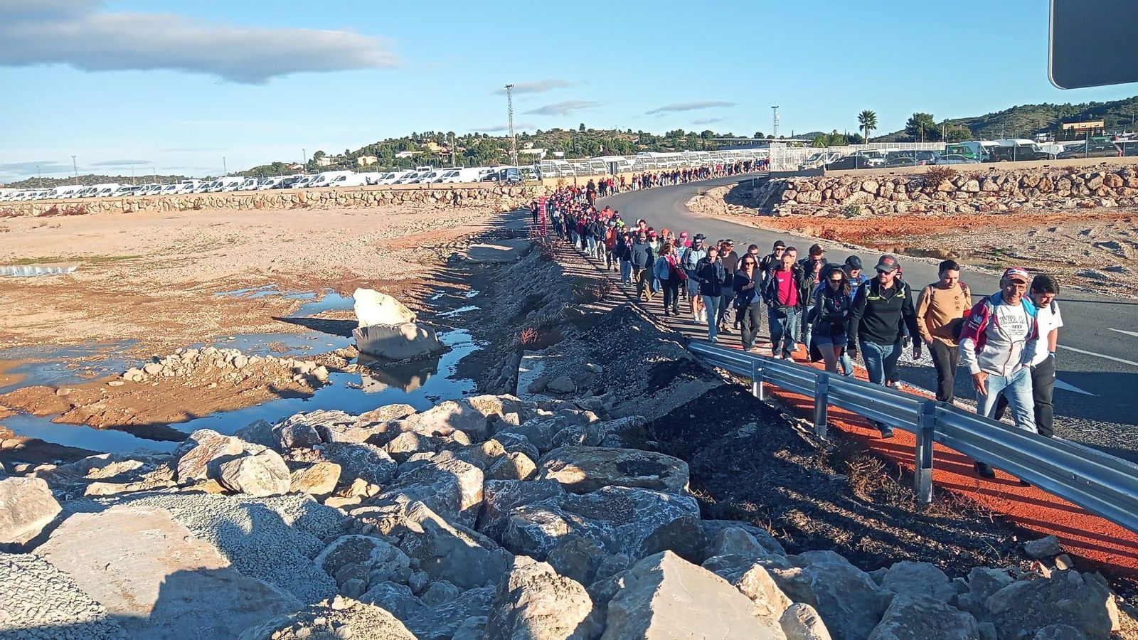Aficionats i aficionades del motor creuen el barran de Poio, a l'altura de Cheste