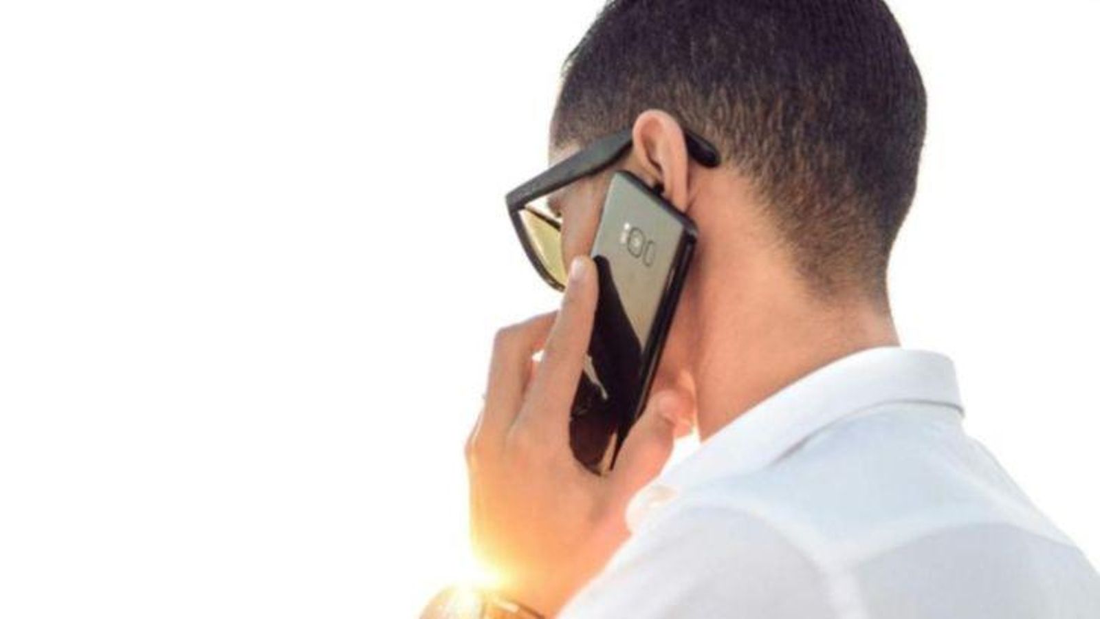 Un home atén el telèfon