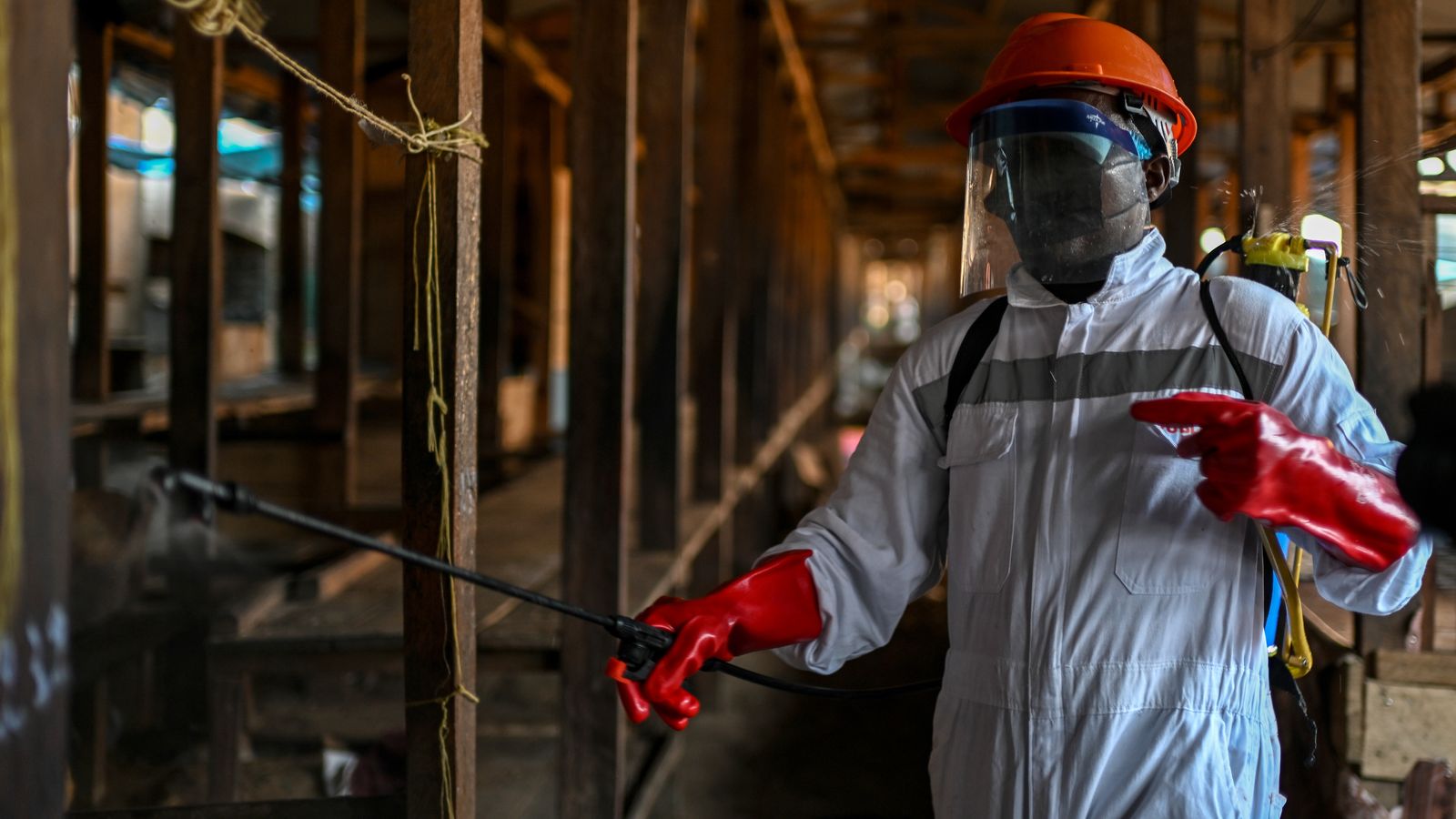 Un treballador desinfecta un mercat a Bunia, a la República Democràtica del Congo, en el marc de les mesures per a contindre el brot d’Ebola