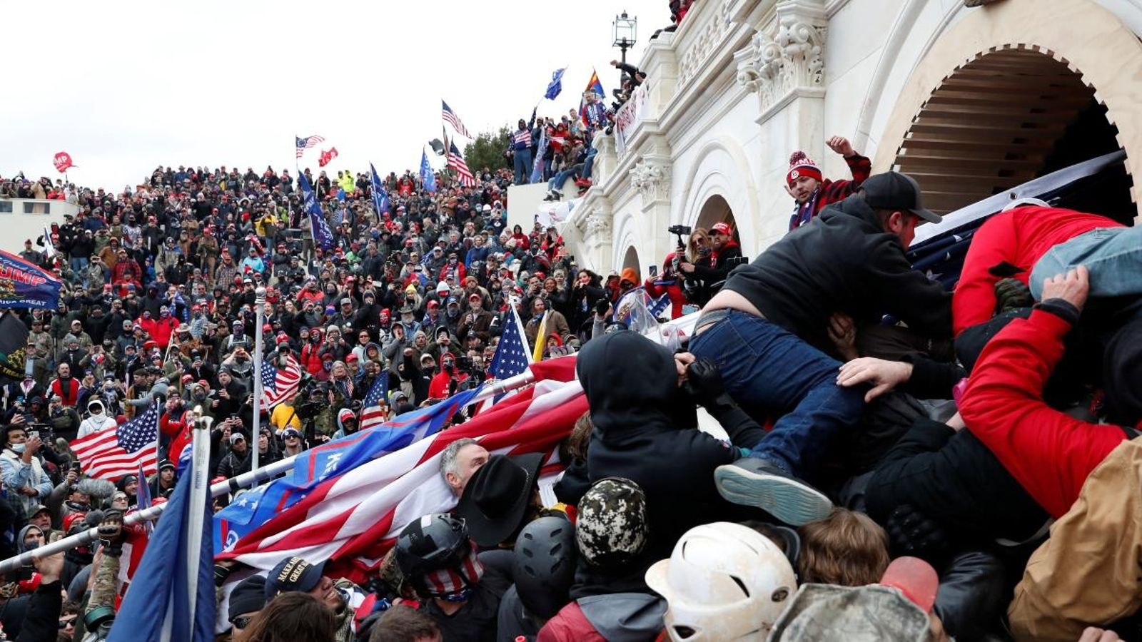 Seguidors de Trump intenten entrar per la força en el recinte del Capitoli