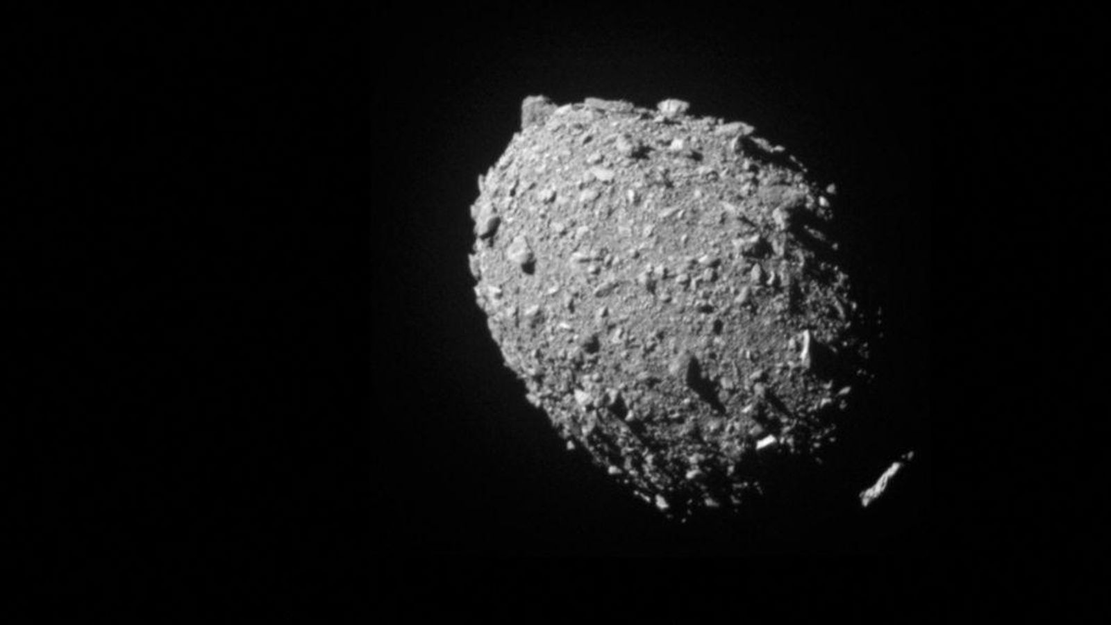 Última imatge des de la sonda DART de l'asteroide Dimorphos abans de xocar contra ell