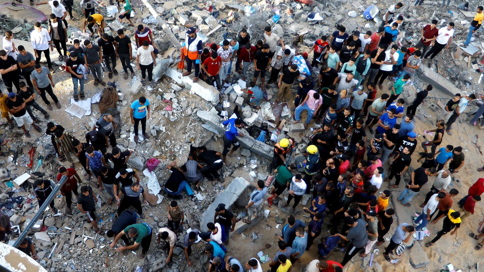 Palestins busquen supervivents sota les runes a la ciutat de Khan Younis, al sud de la Franja de Gaza