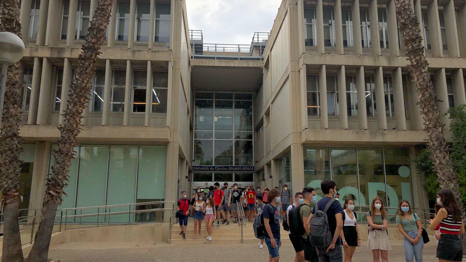 Alumnat a les portes de la Facultat de Química de la UV, aquest dilluns
