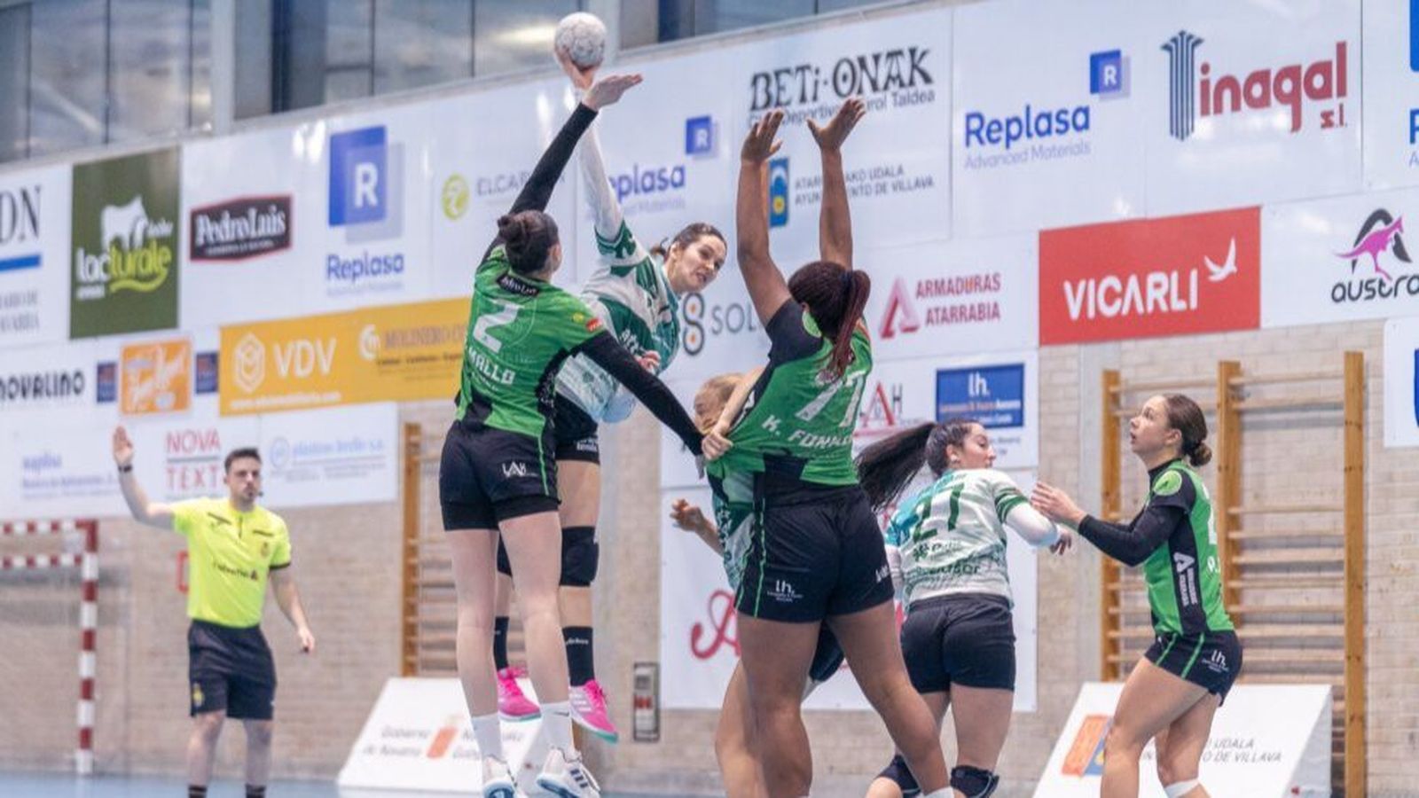 Una jugadora de l'Elx, en una acció d'atac