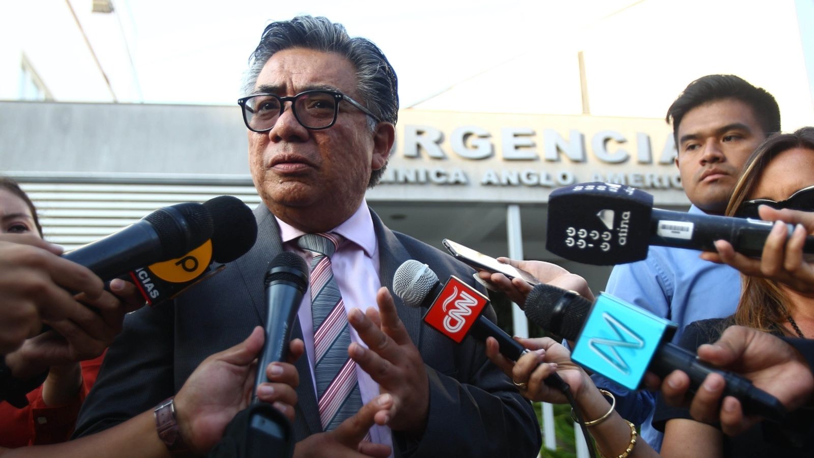 César Nakasaki, advocat de l'expresident Pedro Pablo Kuczinsky, ofereix declaraciones davant de la Clínica Angloamericana