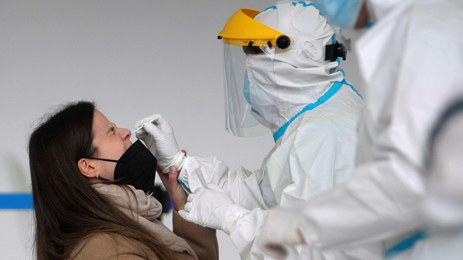 Personal sanitari realitza proves PCR