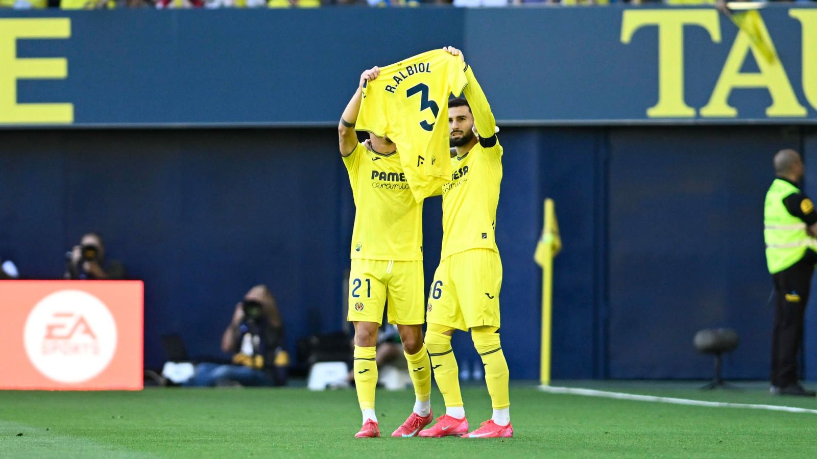 Yeremy i Baena celebren un dels gols amb la camiseta d'Albiol
