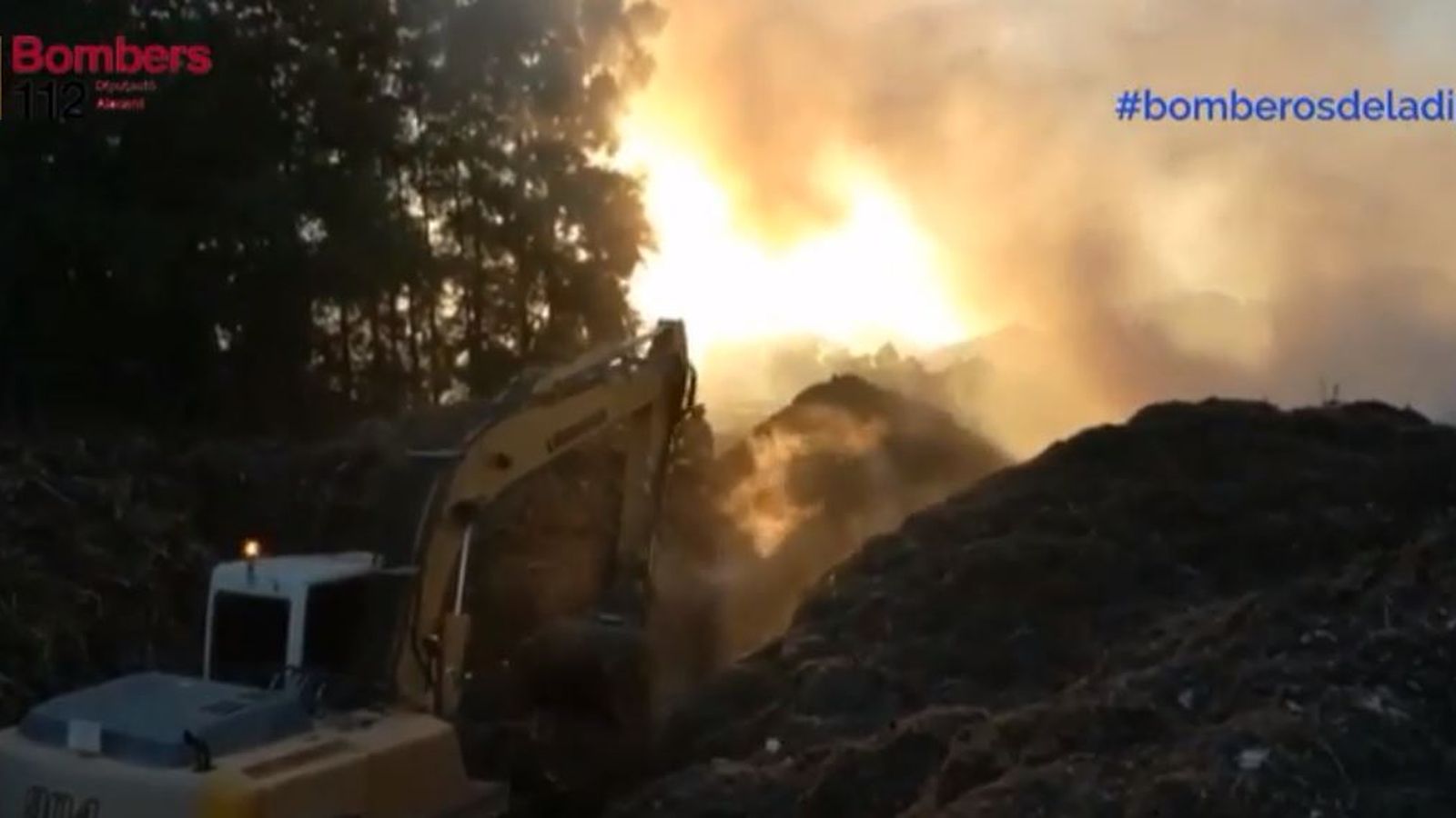 Imatge de les tasques d'extinció facilitades pels bombers de la Diputació d'Alacant