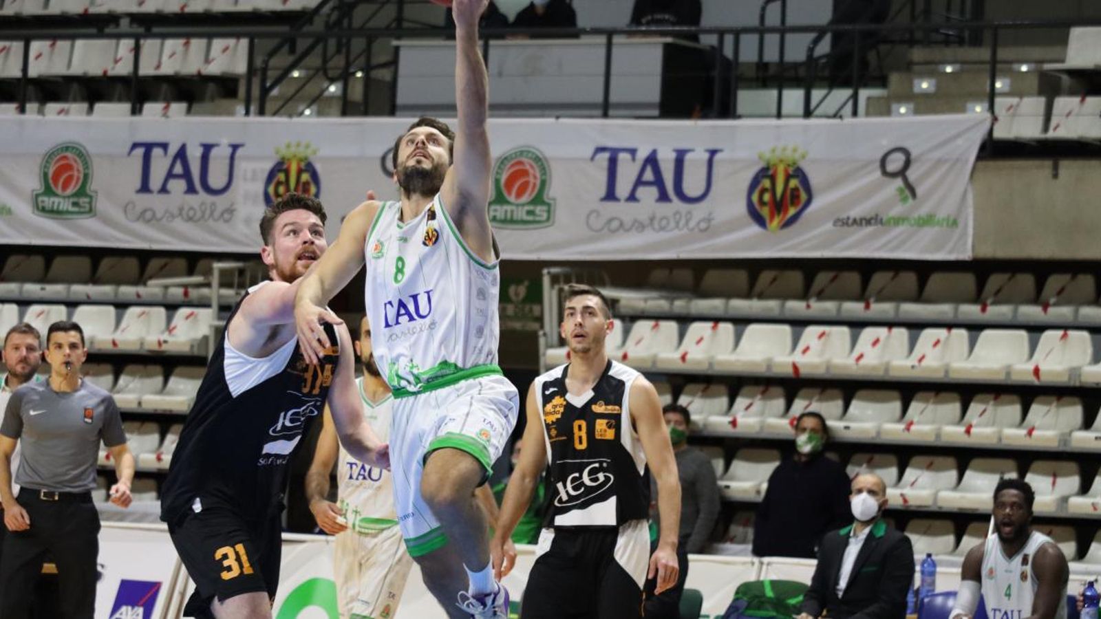 Joan Faner, del TAU, penetra a cistella