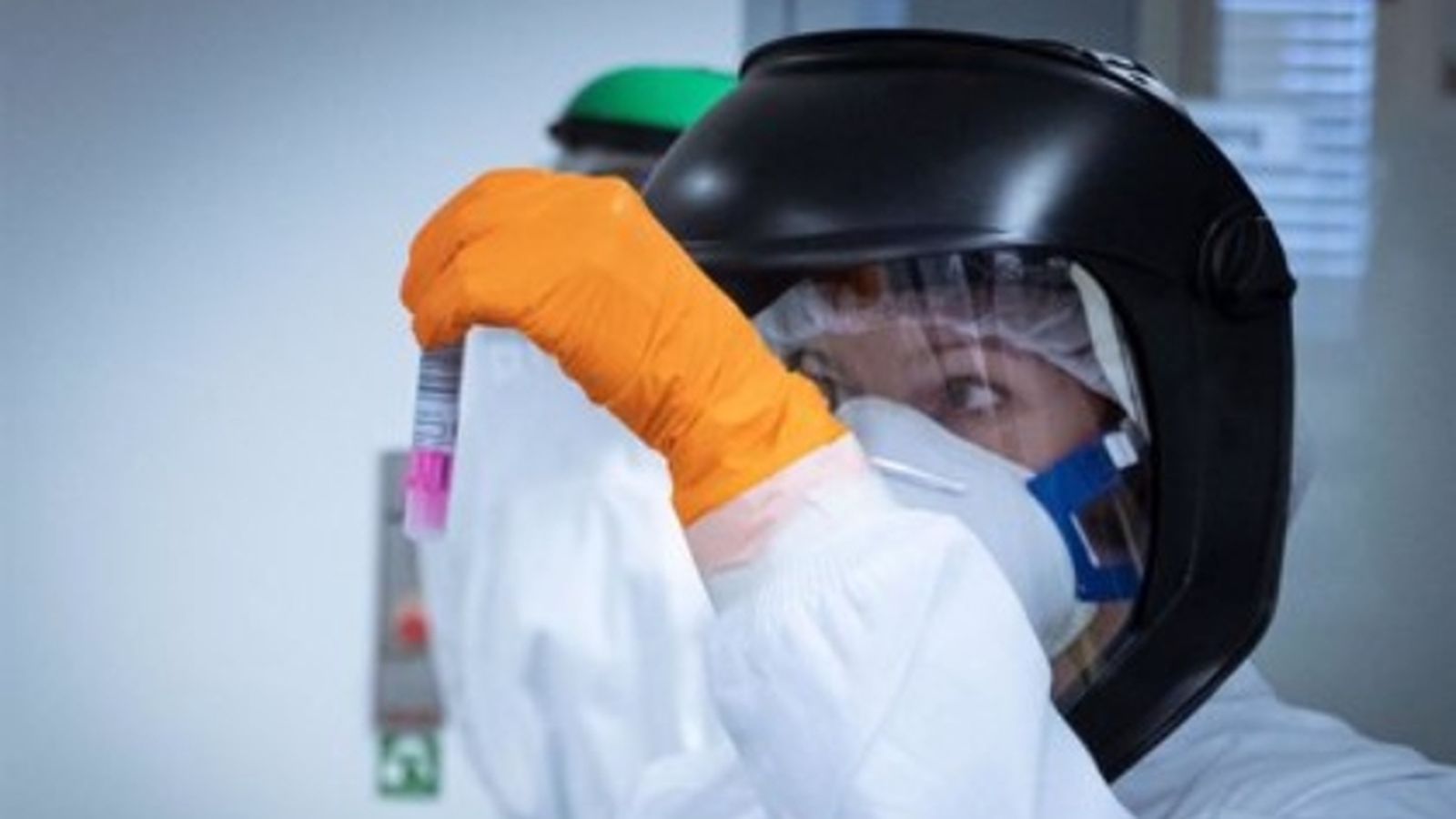 Una tècnica de laboratori prepara mostres per a analitzar-les i detectar casos de coronavirus