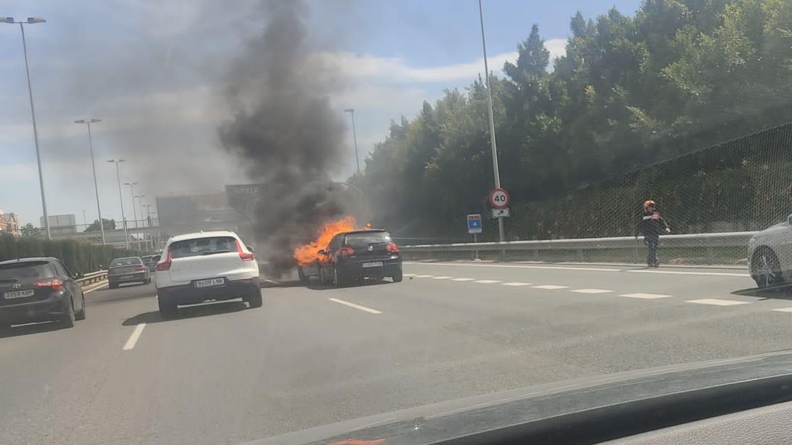 Un cotxe cremant-se en plena autovia CV-35, aquest divendres